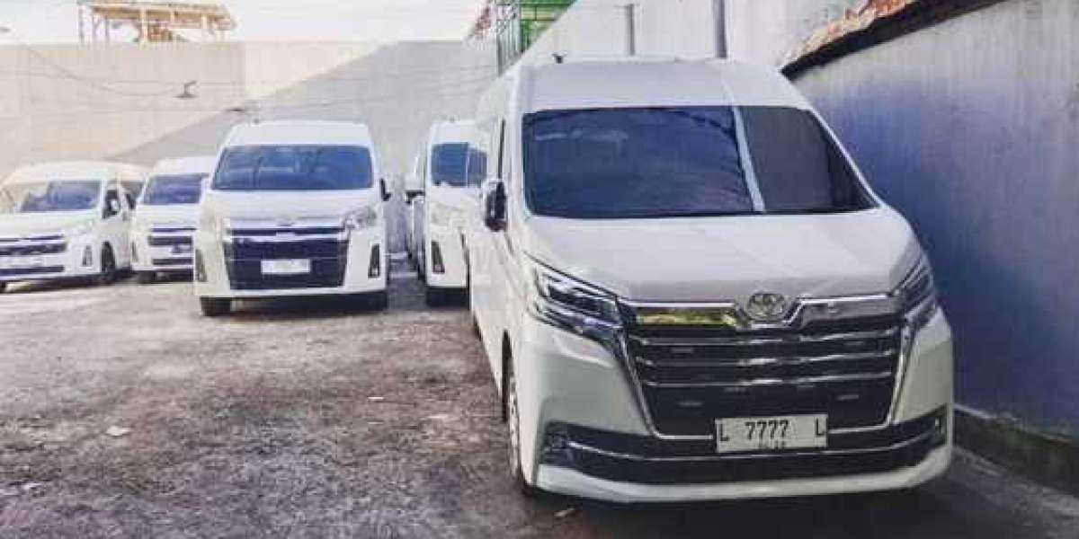 Mengapa Toyota Hiace Menjadi Pilihan Tepat untuk Perjalanan Bersama Keluarga Besar atau Rombongan